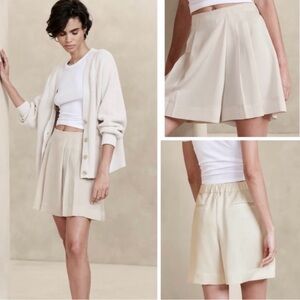 BANANA REPUBLIC  Cream Pleated skort.